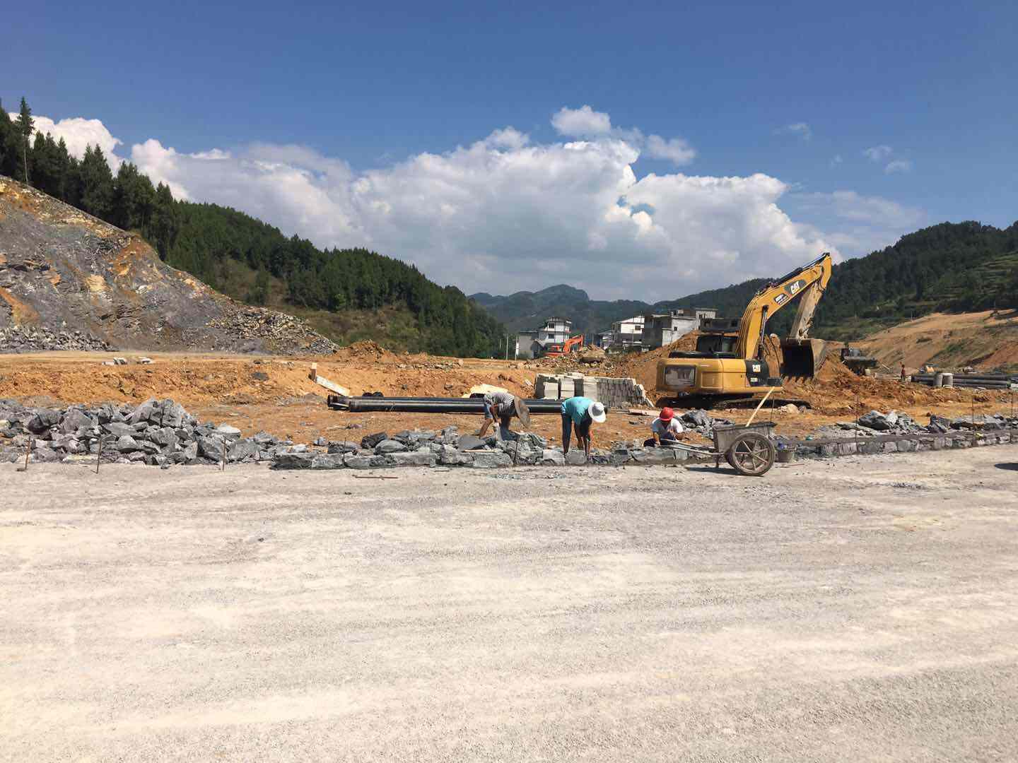 县矿产公司助力“四好农村路”建设