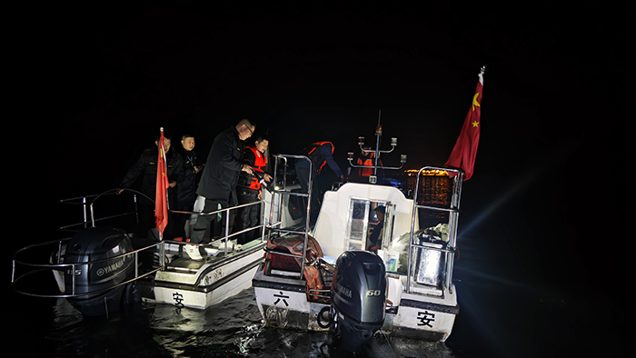 水产公司联合县农业农村局渔政执法大队开展夜间渔业管护联合行动